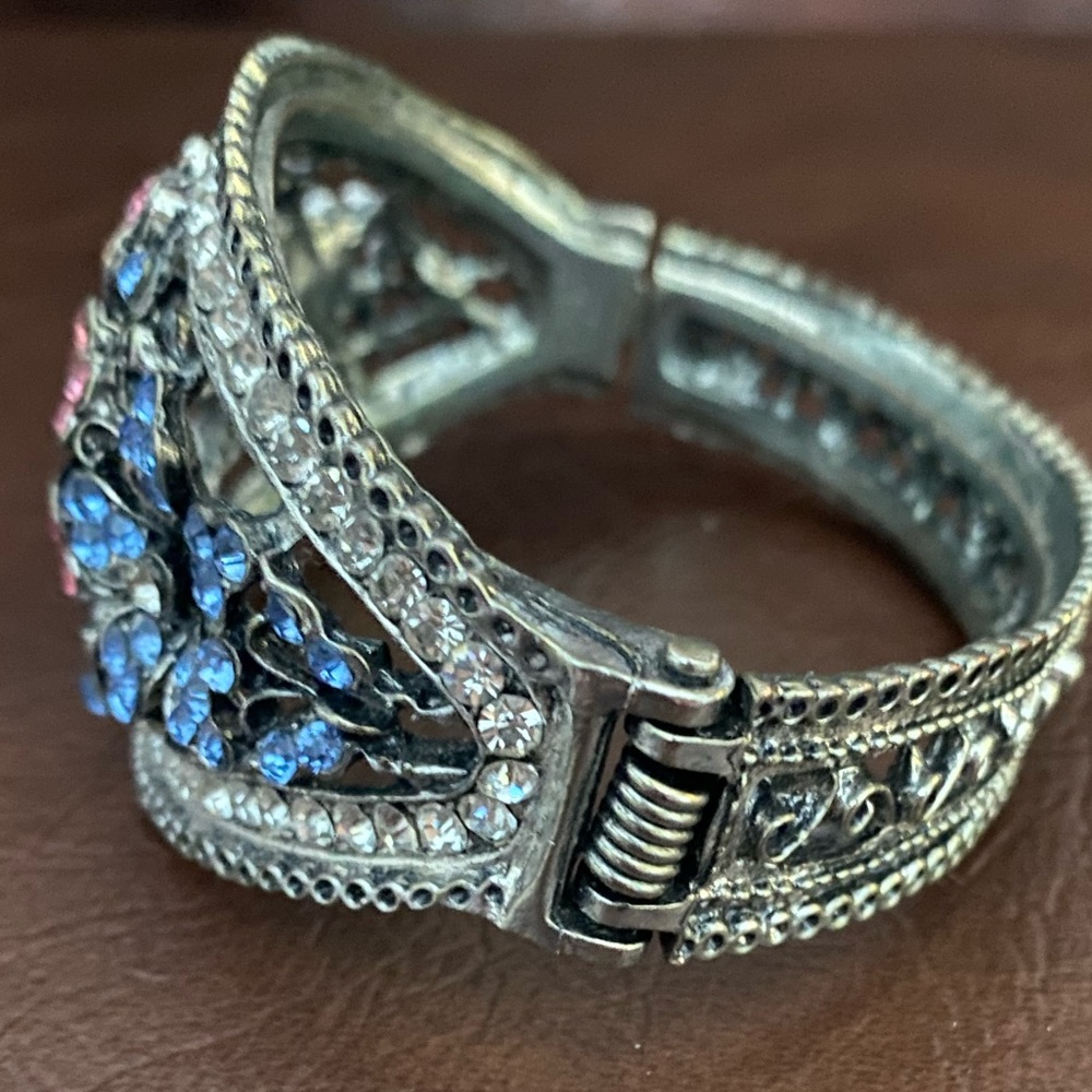 Floral Patterned Rhinestone Bracelet - Picture 4 of 9
